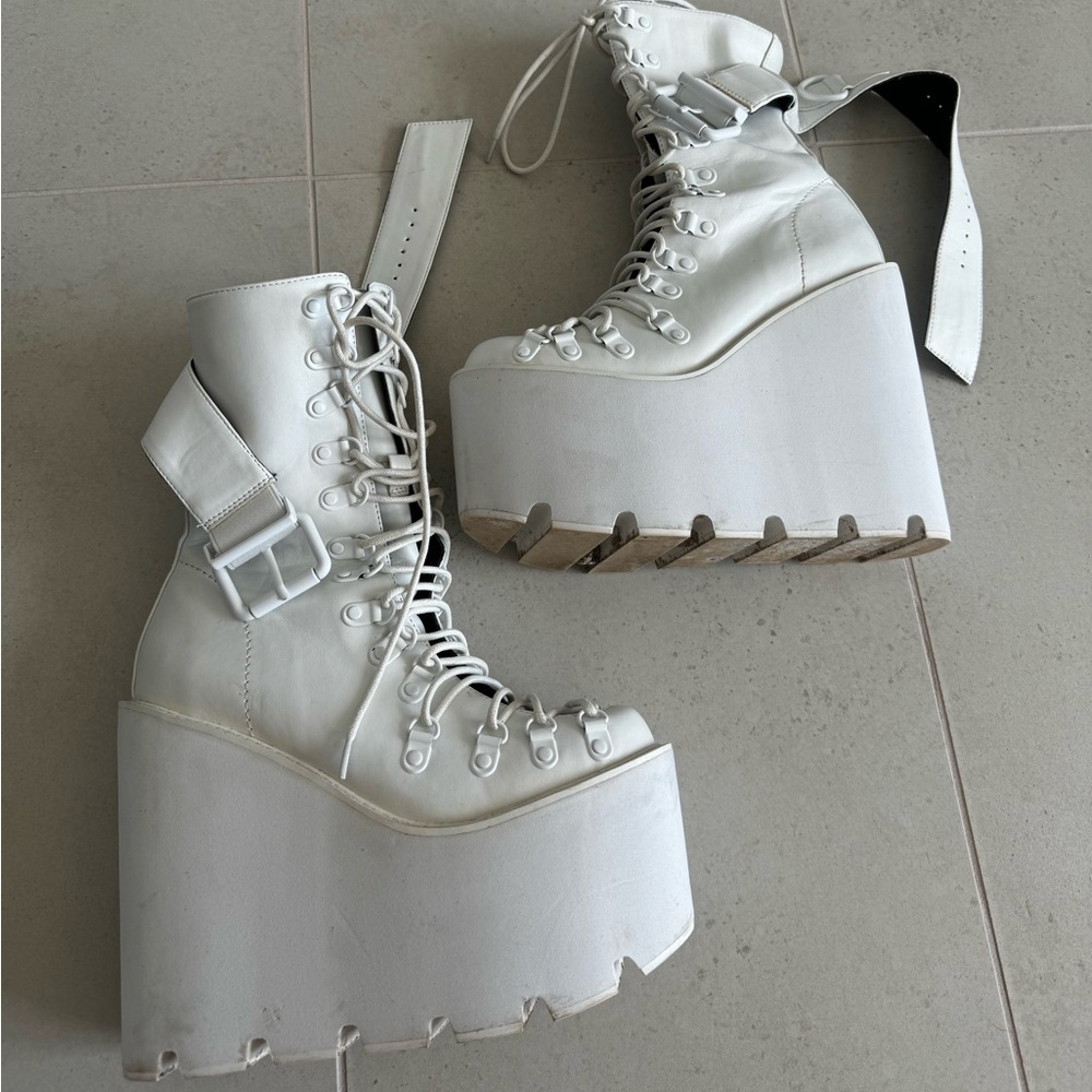 Dollskill platform white